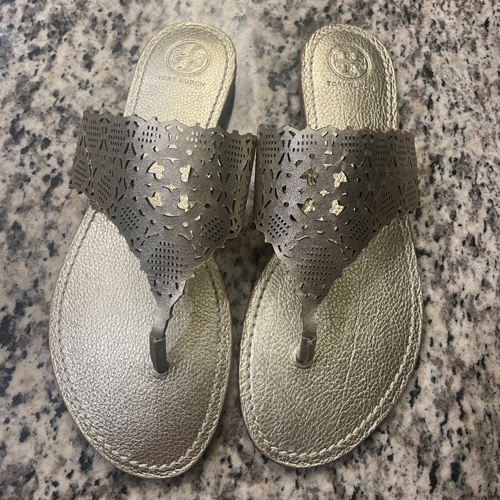Metallic gold Roselle Tory Burch sandals size 8.